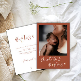 Terracotta Modern Script Baby Foto Taufe Einladung