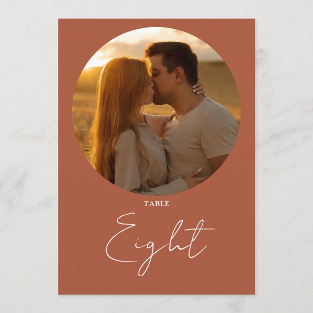 Terracotta Moderne Minimalistische Script-Tischnum Einladung (Vorderseite)