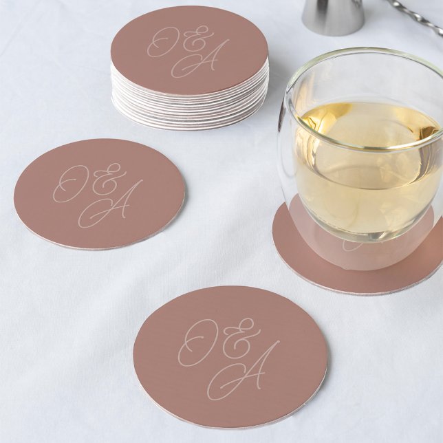 Terracotta | Oversified Script Monogram Wedding Runder Pappuntersetzer (Von Creator hochgeladen)