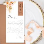 Terracotta Peach Blush Personalize Menükarte<br><div class="desc">Warum in Platzkarten und Menükarten verbringen, wenn Sie ein elegantes All-in-One-Menü personalisiert mit jedem Gast-Namen haben können! Modernes, einfaches und elegantes Design mit exquisiten, floralen Wasserfarben-Details in einer schönen Mischung aus pfirsichfarbenen, orangefarbenen, rot-rosa Korallen, Creme und Champagner. Moderne handgeschriebene Kalligrafieelemente. Streifen oben rechts in Terrakotta Rostton mit Gästebame in schwarz....</div>
