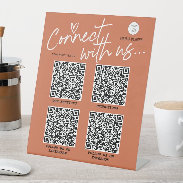 Terracotta QR Code Vernetzung Modernes Skriptzeich Sockelschild (In Situ)