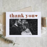 Terracotta Retro Bold Typografy Foto Wedding Dankeskarte<br><div class="desc">Mit unserer personalisierbaren Foto-Hochzeitskarte mit Retro-Typografie in Terracotta möchten wir Ihnen stilvoll danken. Dieses schicke Design verbindet Nostalgie mit moderner Touch und ist somit der ideale Weg, um Ihren Gästen für ihren besonderen Tag zu danken. Personalisieren Sie diese, indem Sie Ihre Daten hinzufügen. Machen Sie Ihren Dank Noten unvergesslich mit...</div>