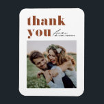 Terracotta Retro Typografie Modernes Foto Hochzeit Magnet<br><div class="desc">Herzlich willkommen bei unserem individuell gestaltbaren Foto Hochzeitsmagneten, der dazu entworfen wurde, Retro-fett-Typografie mit einem eleganten, handgeschriebenen Drehbuch zu verbinden. Dieses Dankeschön-Magnet bietet eine einzigartige und stilvolle Möglichkeit, Ihren Gästen, die Ihren besonderen Tag gefeiert haben, zu danken. Personalisieren Sie die Karte mit Ihren Daten. Sie können ganz einfach Ihre Fotos,...</div>