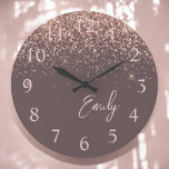 Terracotta Rose Gold Blush Pink Glitzer Monogram Große Wanduhr<br><div class="desc">Terracotta und Rose Gold Blush Pink Sparkle Glitzer Pinsel Script Monogram Name Clock. Das macht den perfekten 16 Geburtstag,  Hochzeit,  Brautparty,  Jubiläum,  Babydusche oder Junggeselinnen-Abschied Geschenk für jemanden,  der Lieben glamourösen Luxus und schicke Stile.</div>