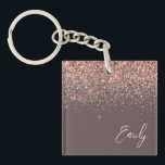 Terracotta Rose Gold Blush Pink Glitzer Monogram Schlüsselanhänger<br><div class="desc">Terracotta und Rose Gold Blush Pink Imitate Foil Sparkle Glitzer Script Monogram Name Schlüsselanhänger. Das macht den perfekten 16 Geburtstag,  Hochzeit,  Brautparty,  Jubiläum,  Babydusche oder Junggeselinnen-Abschied Geschenk für jemanden,  der Lieben glamourösen Luxus und schicke Stile.</div>