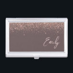 Terracotta Rose Gold Blush Pink Glitzer Monogram Visitenkarten Dose<br><div class="desc">Terracotta und Rose Gold - Blush Pink Sparkle Glitzer Script Monogram Name Business Card Holder. Das macht den perfekten 16 Geburtstag,  Hochzeit,  Brautparty,  Jubiläum,  Babydusche oder Junggeselinnen-Abschied Geschenk für jemanden,  der Lieben glamourösen Luxus und schicke Stile.</div>