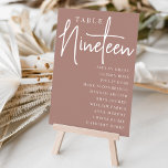 Terracotta Scripted Table NINETEEN Guest Names Tischnummer<br><div class="desc">Einfache und schicke Tischnummer-Karten in Terracotta und Weiß machen eine elegante Aussage bei Ihrer Hochzeit oder Veranstaltung. Das Design enthält "Table [number]" in einem spannenden Mix aus klassischer Serif und handgeschriebenem Skriptsatz, darunter einzelne Gastnamen. Design wiederholt sich auf beiden Seiten. Einzelne nummerierte Karten werden separat verkauft; bestellen Sie jede Tischnummer...</div>