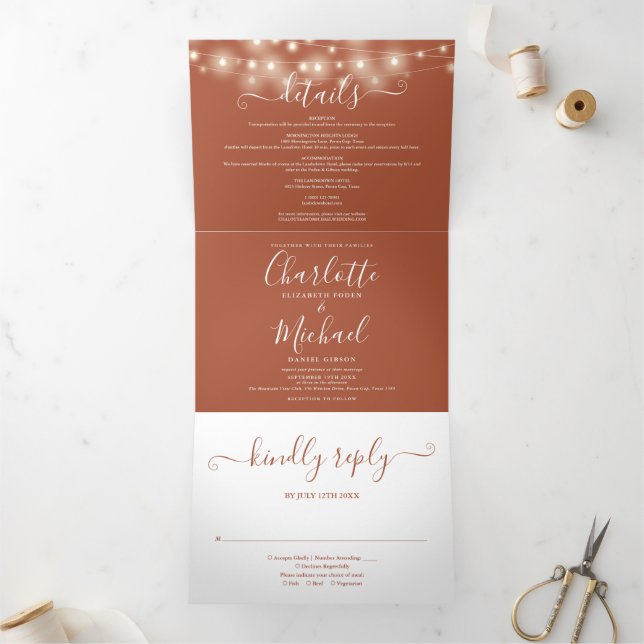 Terracotta String Lights Script Monogram Wedding Dreifach Gefaltete Einladung (Innenseite)