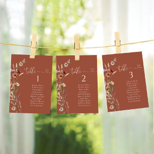 Terracotta Tischdiagramm mit winziger Wildblume