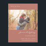 Terracotta Verlobt Couple Foto Save the Date Postkarte<br><div class="desc">Diese schöne Save the Date Postkarte zeigt Ihr Foto,  eine minimalistische Komposition und eine stilvolle Typografie in Terrakotta.</div>