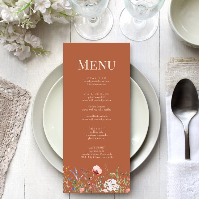 Terracotta Wildblume Meadow Wedding Menu Card Menükarte (Terracotta Wildflower Meadow Wedding Menu Card on a boho white wedding dinner table.)