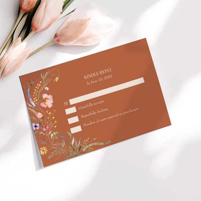 Terracotta Wildblume Meadow Wedding RSVP Card Dankeskarte (erracotta Wildflower Meadow Wedding RSVP Card on a sunny table with pale pink flowers.)