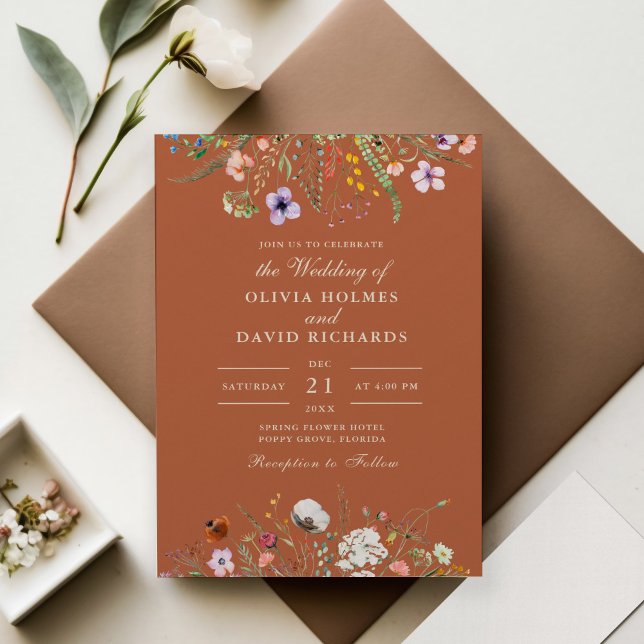 Terracotta Wildblume Wasserfarben Einladung (Terracotta Wildflower Meadow Wedding Invitation on wedding table with flowers.)