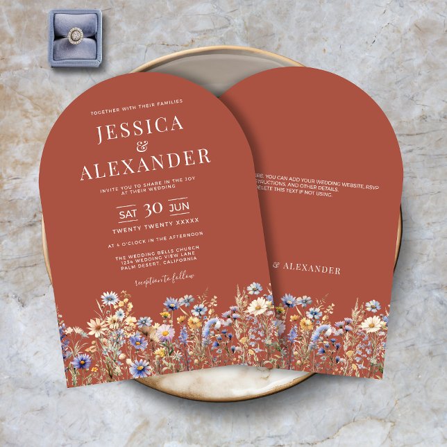Terracotta Wildblumen Estival Jazz Einladung (Dusty Blue Wildflowers Elegant Terracotta Arch Wedding Invitation with Optional Info on Back.)