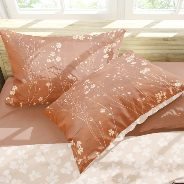 Terracotta-Wildblumen Kissenbezug (Transform your bedroom into a cozy haven with this stunning terracotta wildflowers pillow case.)