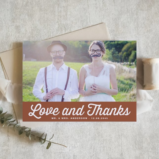 Terrakotta Retro-Schriftzug Foto-Hochzeits-Dankesc Postkarte (Love and Thanks Retro Script Photo Wedding Thank You Postcard | Customizable Red Thank You Postcard)