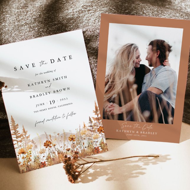 Terrakotta-Wildblumen-Berg-Foto-Rückwand für Hochz Save The Date (Terracotta photo save the date wedding card with couple portrait and warm boho wildflower mountain )