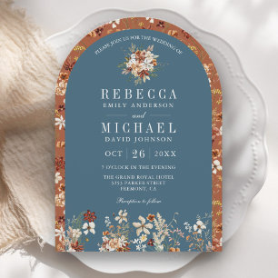 Terrakotta Wildblumen Staubblau Bogen Hochzeit Einladung
