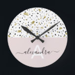 Terrazzo-Muster in Beige und Goldfolie Runde Wanduhr<br><div class="desc">Terrazzo-Muster in Beilage und Goldfolie,  Monogramm</div>