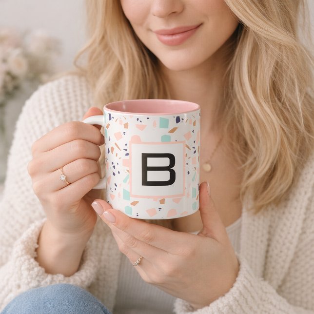 Terrazzo, weißes Pfefferminzmonogramm Tasse (Von Creator hochgeladen)
