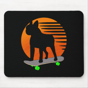 Terrier - Französisches Bulldog Skateboarding über Mousepad