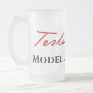 Tesla vorbildliches S scripted auf einem Mattglas Bierglas