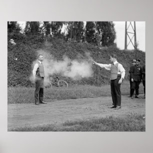 Test einer kugelsicheren Weste, 1923. Vintage-Foto Poster