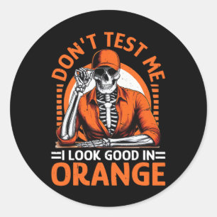 Teste mich nicht, dass ich gut in Orange aussehe Runder Aufkleber