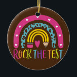 Testtag markiert den Testlehrer-Testtag Keramik Ornament<br><div class="desc">Test Day Rock The Test Teacher Testing Day Rainbow Teacher Geschenk. Perfektes Geschenk für Ihren Vater,  Mama,  Papa,  Männer,  Frauen,  Freunde und Familienmitglieder am Erntedank Tag,  Weihnachten,  Muttertag,  Vatertag,  4. Juli,  1776 Unabhängiger Tag,  Veteranen Tag,  Halloween,  Patrick's Day</div>