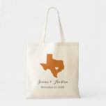 Texas Wedding Welcome Tote Bag Tragetasche<br><div class="desc">Willkommen aus der Stadt Hochzeitsgäste mit einer Tasche voll von Snacks und Leckereien personalisiert mit dem Staat, wo Sie heiraten, die Braut und Bräutigam Namen und Hochzeitsdatum. Klicken Sie auf Anpassen, um das Herz zu verschieben, um eine beliebige Stadt oder Position auf der Staat-Karte anzuzeigen. Verwenden Sie die Designwerkzeuge, um...</div>