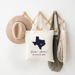 Texas Wedding Welcome Tragetasche<br><div class="desc">Willkommen aus der Stadt Hochzeitsgäste mit einer Tasche voll von Snacks und Leckereien personalisiert mit dem Staat, wo Sie heiraten, die Braut und Bräutigam Namen und Hochzeitsdatum. Klicken Sie auf Anpassen, um das Herz zu verschieben, um eine beliebige Stadt oder Position auf der Staat-Karte anzuzeigen. Verwenden Sie die Designwerkzeuge, um...</div>