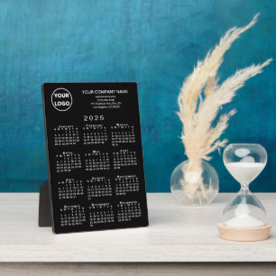 Text des 2025-Kalender-Firmenlogo auf schwarzem De Fotoplatte