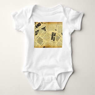 Text in Zeitungen mit altem Papier Baby Strampler
