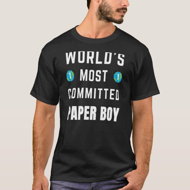 Text Sprichwort World's Most Committed Paper Boy T-Shirt (Vorderseite)