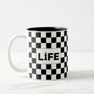 Text zum Leben auf schwarzem & weißem Schach Zweifarbige Tasse
