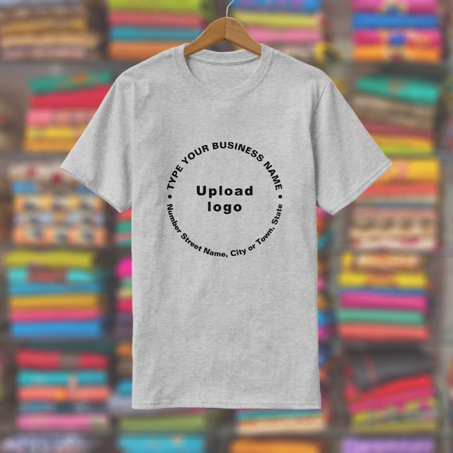 Text zur Unternehmensmarke im runden Muster auf gr T-Shirt (Gray t-shirt with round pattern text business branding displayed in a store)