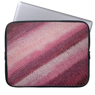 Textur aus gegossenem Stoff, lila-rosa abstrakt. Laptopschutzhülle