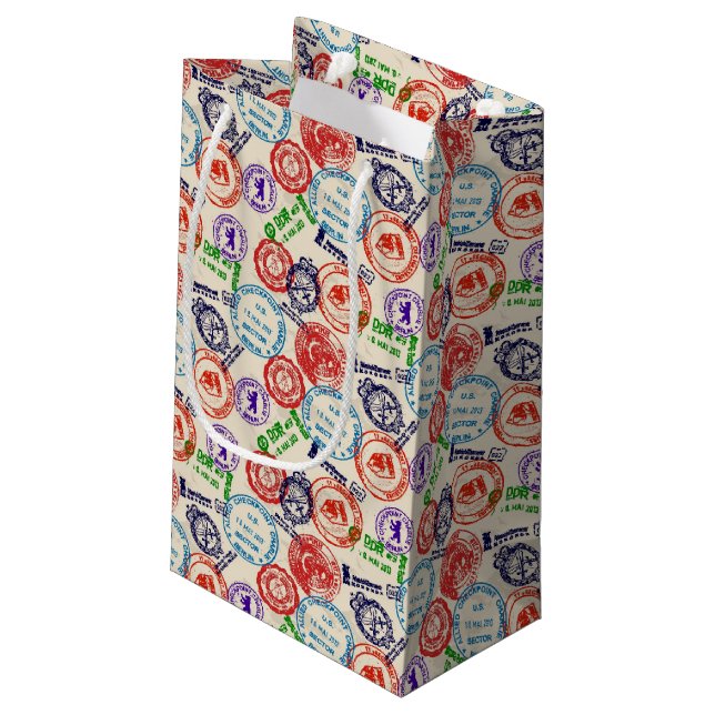 Textur mit echten Briefmarke. Kleine Geschenktüte (Rückseite Schrägansicht)