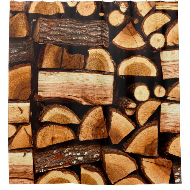 Textur. Pile aus gehacktem Brennholz, Winter Duschvorhang (Vorderseite)