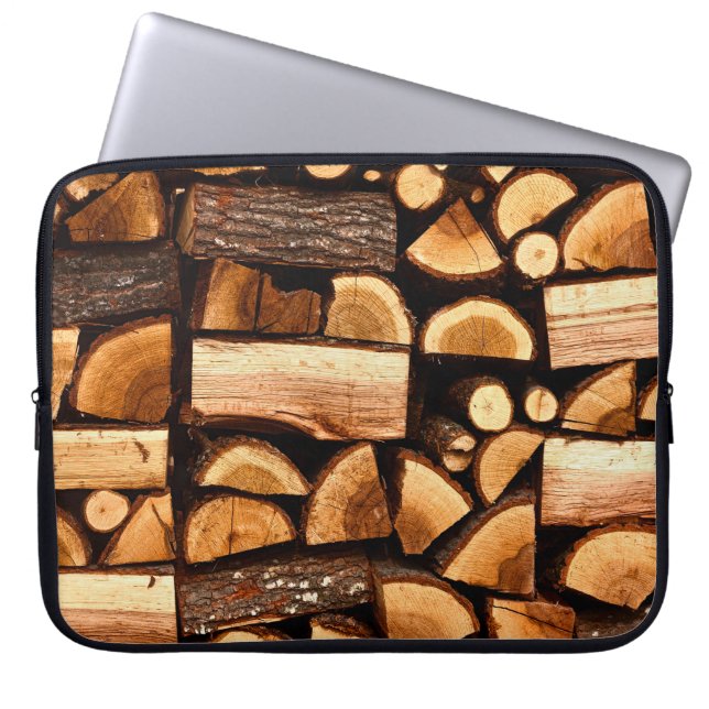 Textur. Pile aus gehacktem Brennholz, Winter Laptopschutzhülle (Vorderseite)