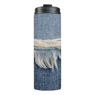 Texturen reißen Jeans Hintergrund. Thermosbecher