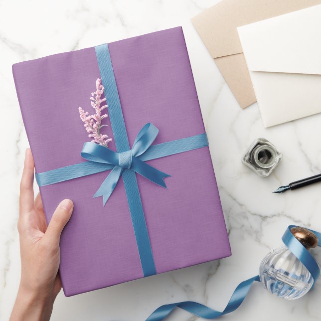 Texturierte angenehme Lilie. Geschenkpapier (Schenken)