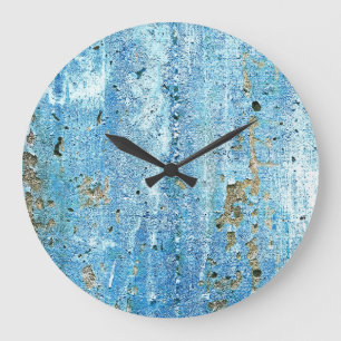 Texturierte Betonwand mit Rostflecken. Große Wanduhr