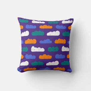 Texturierte Crayon Wolken auf Royal Lila Kissen
