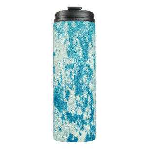 Texturierter blauer Hintergrund aus dichtem Stoff. Thermosbecher