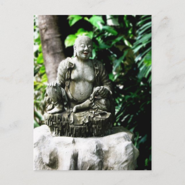 Thai Laughing Buddha in Garden Postkarte (Vorderseite)