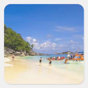 Thailand, Andaman-Meer. Passagiere an Land bei Quadratischer Aufkleber