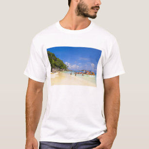 Thailand, Andaman-Meer. Passagiere an Land bei T-Shirt