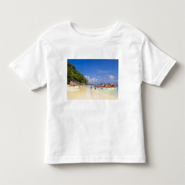 Thailand, Andaman Sea. Passagiere an Land Kleinkind T-shirt (Vorderseite)