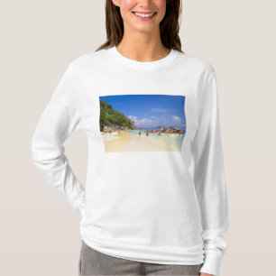 Thailand, Andaman Sea. Passagiere an Land T-Shirt